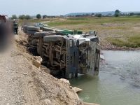 Doi răniţi după ce un autocamion s-a răsturnat de pe podul provizoriu de la Slobozia Sucevei