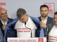 Premierul Marcel Ciolacu, cu tricou „Make Suceava Great Again”, alături de Gheorghe Şoldan şi Vasile Rîmbu, la conferinţa de presă a PSD