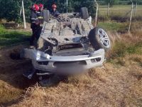 Şofer în vârstă de 77 de ani rănit după ce s-a răsturnat cu maşina pe cupolă