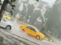 Şofer sancţionat drastic pentru drifturi într-un sens giratoriu, pe timp de ploaie torenţială