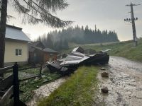 Zece gospodării inundate şi cinci construcţii distruse de viitură la Cârlibaba