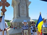 Dacă nu se poate un monument, românii de pe Plaiul voievodal al Cosminului i-au înălţat o cruce