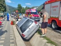 Trei copii şi un adult răniţi într-un accident rutier