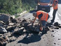 Traficul pe DN 18 a fost afectat de pietre căzute de pe versant