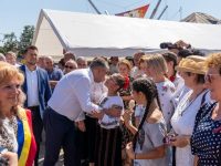Premierul Marcel Ciolacu, baie de mulţime la Baia, alături de Gheorghe Şoldan