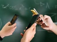 Guvernul francez vrea să interzică telefoanele mobile în şcoli şi licee din 2025