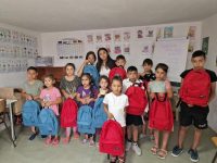 Peste 80 de ghiozdane şi rechizite şcolare pentru copiii din cătunul Ţâmpoceni