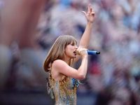 Taylor Swift o depăşeşte pe Rihanna şi devine cea mai bogată cântăreaţă din lume