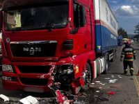 Pompierii au intervenit pentru descarcerarea unui şofer blocat în autoplatformă