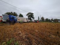 Un mort şi trei răniţi după o coliziune între un camion şi un autoturism