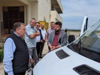 Primari din 16 localităţi ale judeţului primesc astăzi microbuze şcolare electrice de la CJ Suceava