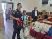 IPJ Suceava a distribuit ghiozdane şi rechizite