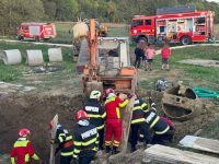 Un bărbat căzut în fântână a fost acoperit de pământ