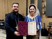 Cu prilejul aniversării a 50 de ani de activitate artistică, doamna Elisabeta Turcu Juverdeanu a primit ordinul „Crucea Bucovinei”