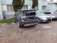 Doi tineri şi o tânără, reţinuţi în arest pentru vandalizarea a zeci de maşini din cartierul Burdujeni