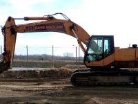 Operatorul unui excavator a murit după ce a fost prins între cupă şi bena unei autoutilitare