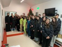 Tinerii ATOS au vizitat şi au colindat pe bolnavii de la Secţiile de Oncologie şi Îngrijiri Paliative de la Spitalul Judeţean de Urgenţă „Sfântul Ioan cel Nou” Suceava