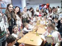 Ziua Bucovinei şi Ziua Naţională a României, sărbătorite de tinerii ATOS alături de copilaşii cu dizabilităţi