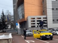 Un bărbat urcat pe un taxi, şi-a turnat benzină pe haine ameninţând că-şi dă foc!