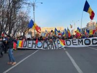 Mai multe mii de persoane au manifestat ieri în Piaţa Universităţii