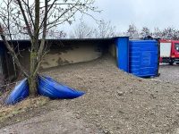 Autocamion cu pietriş răsturnat la Siret