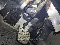 O femeie aflată la volanul unei maşini ucrainene a fost depistată cu sute de pachete cu ţigări ascunse sub banchete