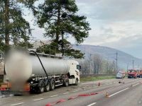 28 de persoane, între care 6 copii, evacuate în urma scurgerilor de acid sulfuric din Comarnic