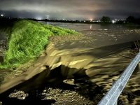 Râul Râşca a revărsat în zona podului aflat în reabilitare pe DN 15 în urma precipitaţiilor abundente