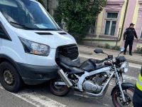 Şoferul unei autoutilitare nu a păstrat distanţa regulamentară