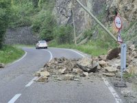 Căderi de pietre pe DN 17B, în zona Dorna Arini