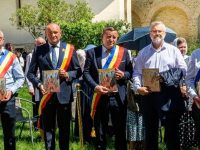 Hramul Mănăstirii Dragomirna, sărbătorit în prezenţa primarilor şi a pelerinilor