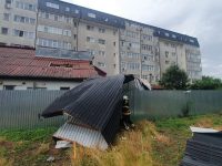 Furtuna a generat mai multe pagube la acoperişuri, avarierea unui autoturism şi incendierea unei anexe gospodăreşti