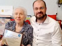 Poeta şi traducătoarea Tamara Severniuk a fost felicitată de Consulatul General al României la Cernăuţi. Consulul de carieră Cristian Toma Dacica a transmis un mesaj de felicitare din partea Consulului General, Irina-Loredana Stănculescu, şi i-a înmânat jubiliarei Diploma de Excelenţă pentru merite deosebite în propagarea scrisului românesc în rândurile ucrainenilor. Tamara Severniuk a realizat traduceri din creaţia poetică a lui Mihai Eminescu, Tudor Arghezi, Veronica Micle, Nicolae Tăutu, Nicolae Labiş.
Dintre mesajele de felicitare din reţelele de socializare vom cita cel semnat de poetul Arcadie Suceveanu, originar din regiunea Cernăuţi, care cunoaşte foarte bine creaţia Tamarei Severniuk: „La mulţi ani cu sănătate, dragă Tamara! Mă închin în faţa Poeziei tale, o Poezie născută şi nu făcută, precum Minerva din ţeasta lui Jupiter” (După publicaţia online „Libertatea Cuvântului”)