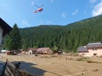 Debit istoric pe râul Bistriţa, drumuri blocate şi sute de persoane evacuate