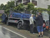 O autoutilitară cu butelii de gaz a intrat într-un gard
