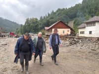 Intervenţii ale echipelor de la Apele Române pentru înlăturarea efectelor inundaţiilor