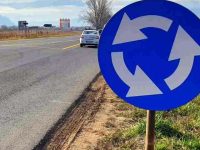 O femeie a ajuns la spital după o coliziune în sensul giratoriu