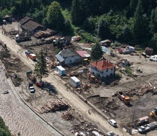 Drumuri afectate de inundaţiile din zona Broşteni vor fi modernizate cu peste 160 de milioane de lei