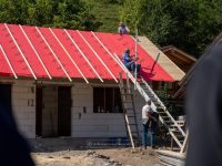 Arhiepiscopia Sucevei şi Rădăuţilor continuă construcţia caselor pentru familiile sinistrate din zona Broşteni