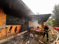 O cabană în construcţie din Sadău a fost cuprinsă de flăcări