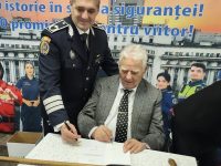 Sfaturi de la doi poliţişti bătrâni