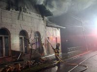 Incendiu pus intenţionat la o clădire nefolosită din Solca