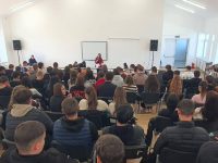 „De la fascinaţie, la dependenţă”