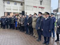 Ceremonie pentru eroii Revoluţiei, la troiţa din centrul Sucevei