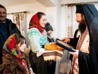 PS Damaschin Dorneanul a binecuvântat cinci locuinţe reconstruite pentru sinistraţii din Broşteni, printr-un proiect umanitar al Arhiepiscopiei Sucevei şi Rădăuţilor