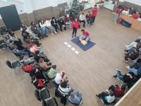 Defibrilatoare publice şi instruire pentru peste 1.000 de elevi