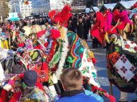 Mii de suceveni şi turişti au asistat la cea mai mare paradă a obiceiurilor de iarnă din ţară