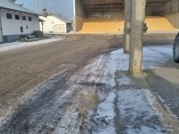 Depozit de cereale amendat de comisarii de mediu cu 15.000 de lei, pentru poluarea cu pleavă