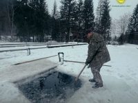 Un strat gros de gheaţă a fost îndepărtat pentru asigurarea oxigenării şi hrănirea păstrăvilor de la Valea Brodinei