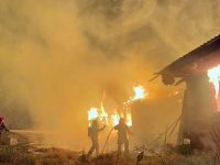 Casă şi anexă distruse într-un incendiu izbucnit în noapte